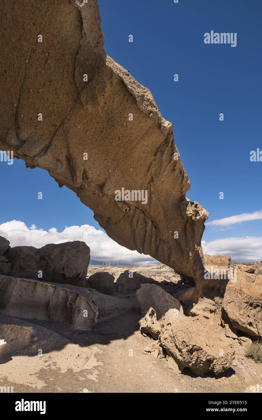 Formazione naturale di archi di roccia vulcanica nel paesaggio desertico di Tenerife, isole Canarie, Spagna, Europa Foto Stock