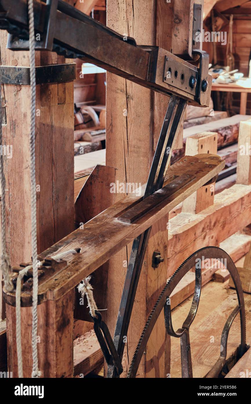 Vista dettagliata del meccanismo di taglio tradizionale all'interno della segheria jonge schaap, che mostra i componenti in legno e ferro in un ambiente storico. Zaanse Schan Foto Stock