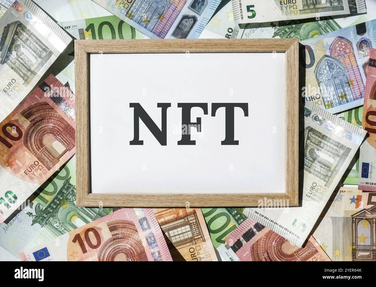Testo token non-fungibile NFT. Parole concettuali NFT token non-fungibile su carta bianca. Sfondo delle fatture in euro. Blockchain asset cripto art, arte digitale, Foto Stock
