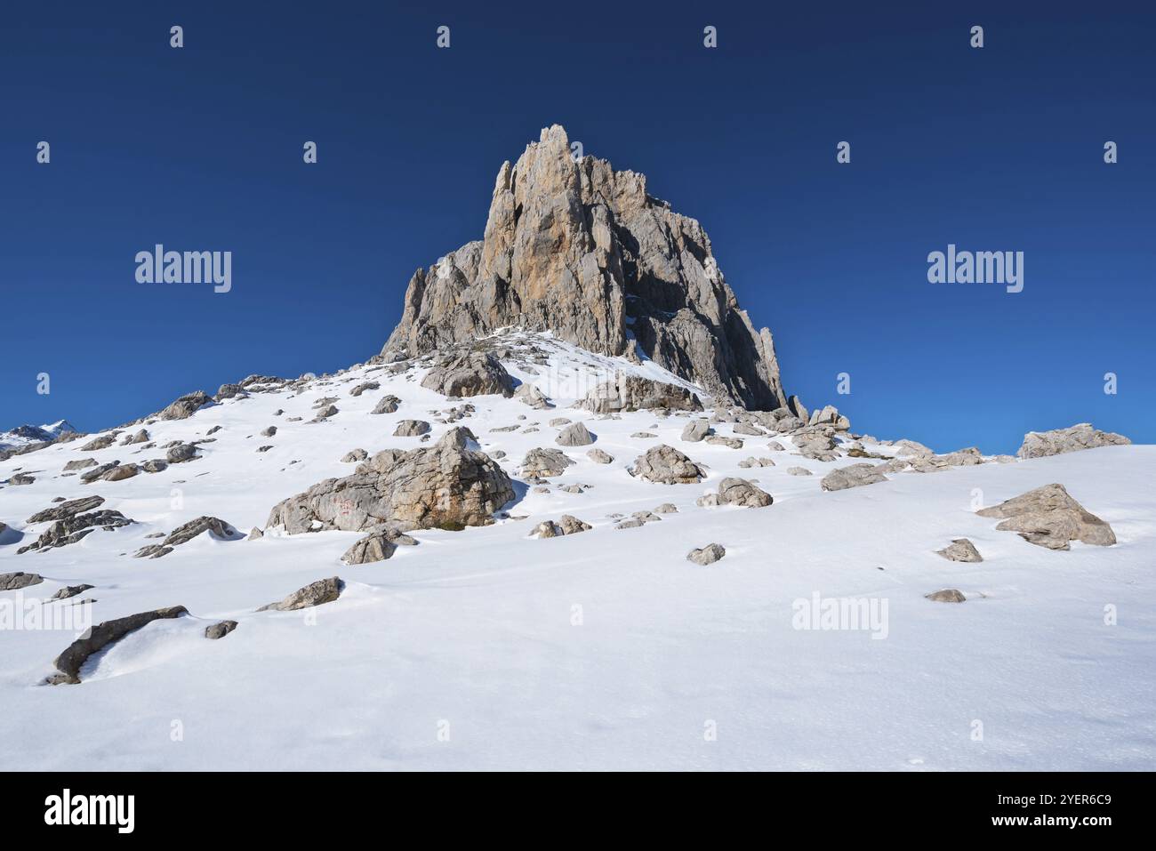 Paesaggio invernale nelle montagne Picos de Europa, Cantabria, Spagna, Europa Foto Stock
