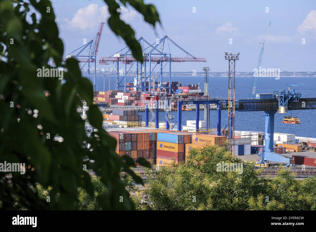 Odessa Ukraine, luglio 2021: Nave portarinfuse sotto carico di clinker carico mediante gru a terra con benna. Attività portuale di scambio marittimo. Carico alla rinfusa Foto Stock