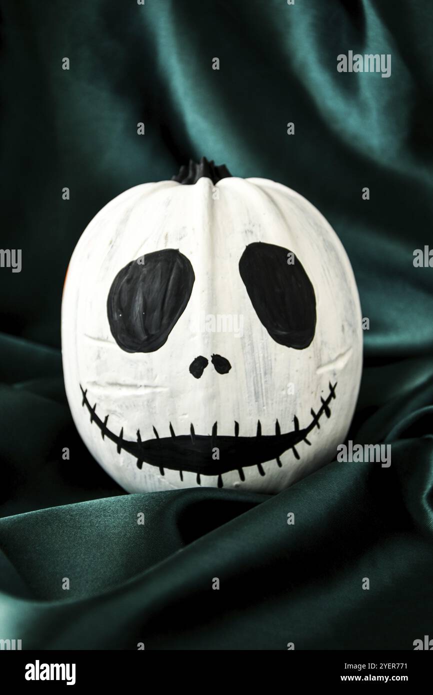 Sfondo di Halloween con zucche dipinte e foglie d'autunno. Fai da te. Fai da te. Decorazioni di Halloween, zucche bianche e nere, pipistrelli, fantasmi. Foto Stock