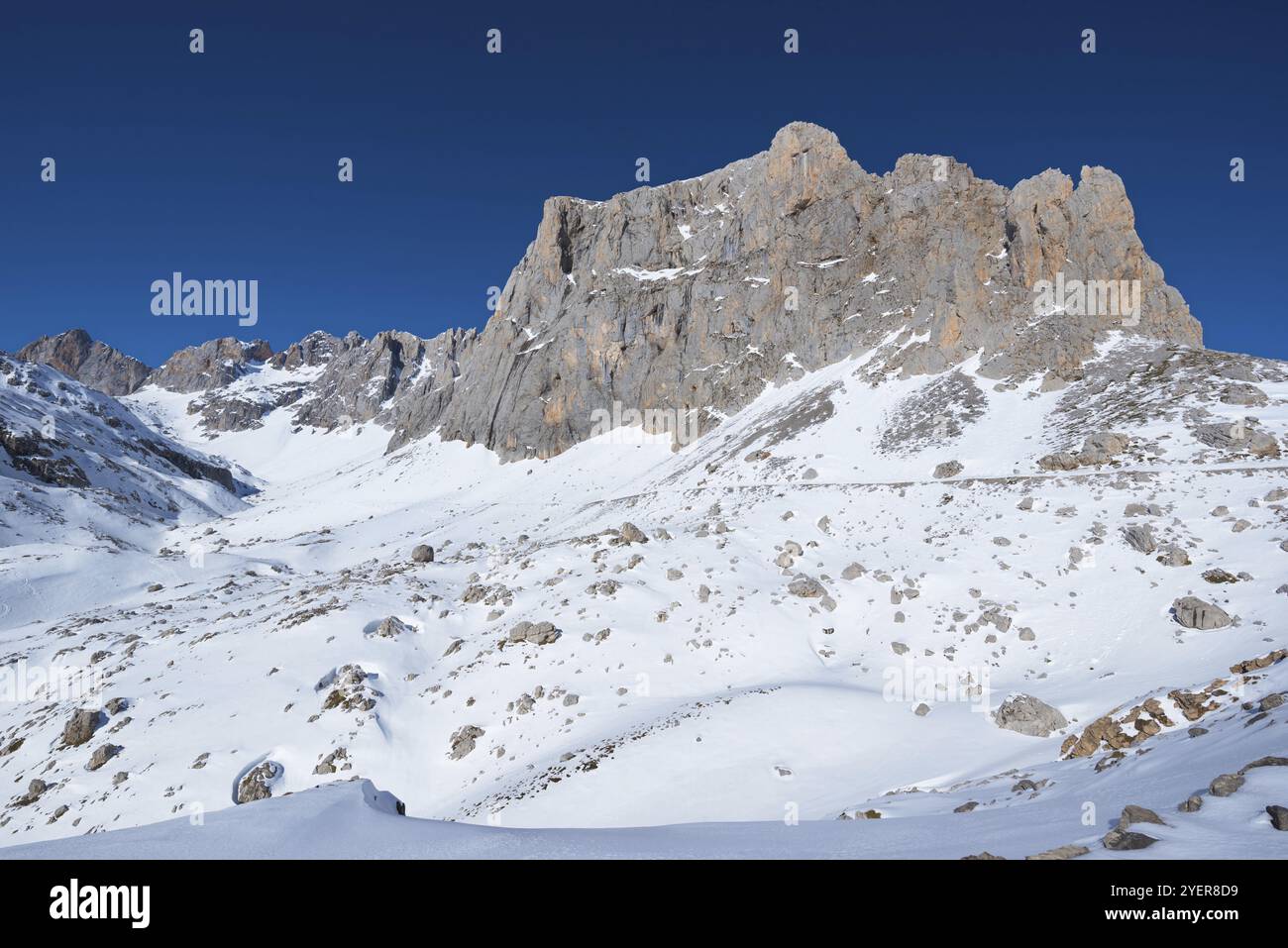 Paesaggio invernale nelle montagne Picos de Europa, Cantabria, Spagna, Europa Foto Stock