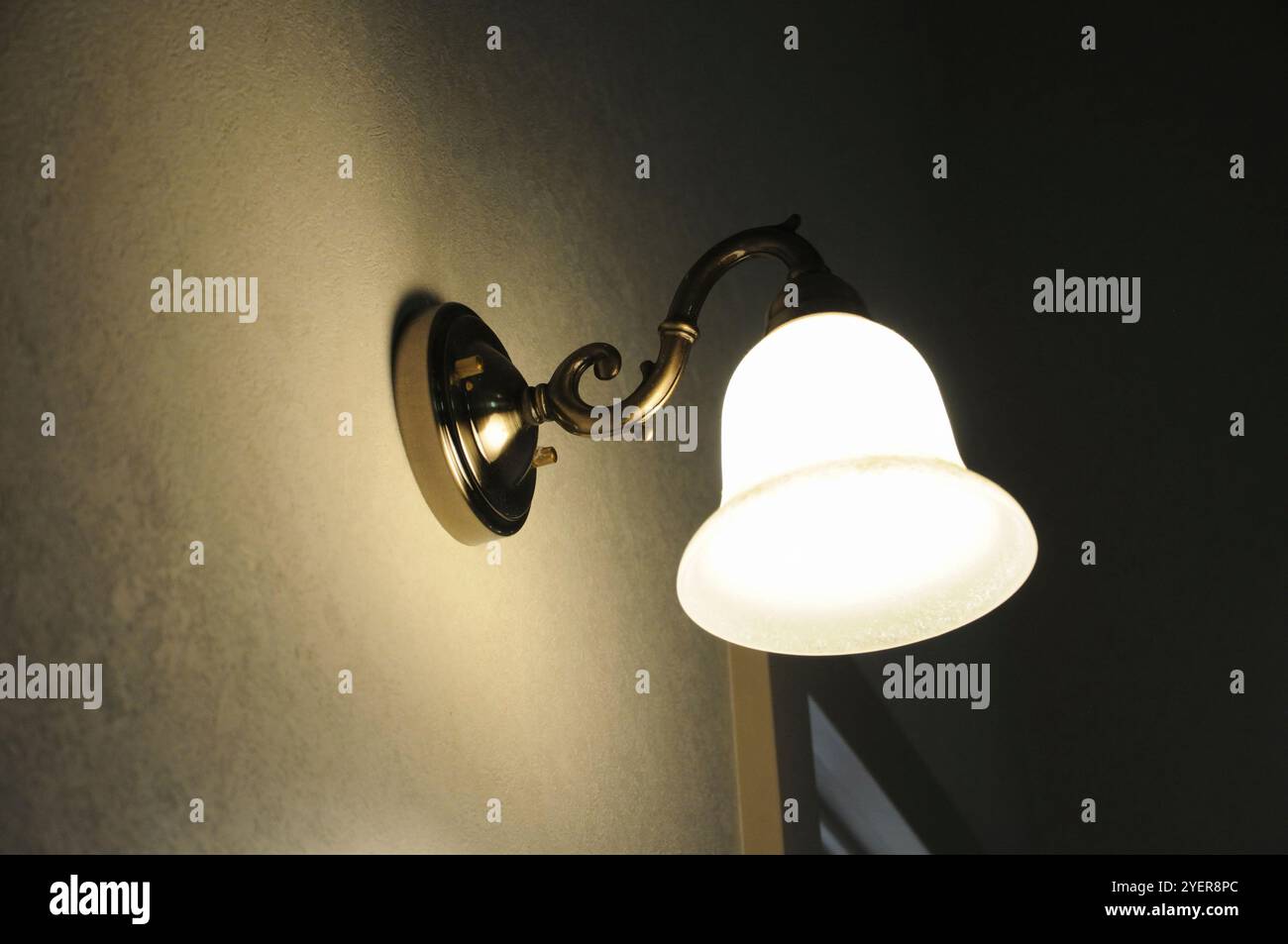 Luce elettrica in una casa in stile occidentale Foto Stock