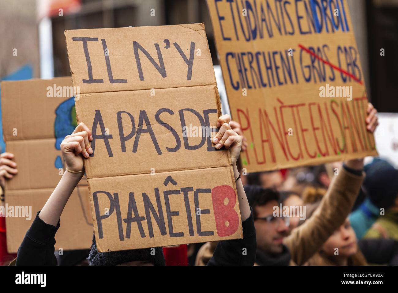 Un segno di cartone con scrittura francese, dicendo che non vi è alcun pianeta b, è mantenuto al di sopra di una folla di manifestanti ambientale durante un rally su una città stree Foto Stock