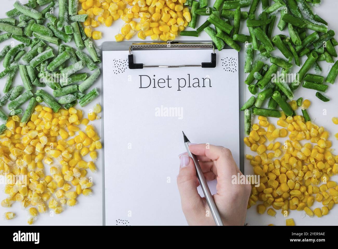 Programma DI DIETA. Verdure surgelate di mais giallo, fagioli verdi. Raccolta conservazione di cibo per l'inverno. Veganismo, alimentazione sana vegetariana, copia vuota s Foto Stock