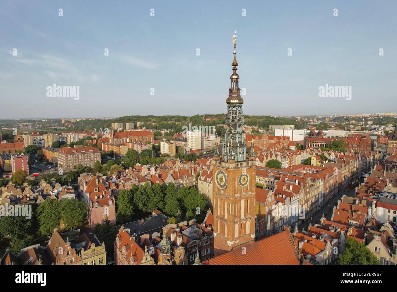 Cattedrale di Santa Maria splendida architettura panoramica della città vecchia di Danzica, Polonia all'alba. Vista aerea drone pov. Paesaggio urbano città da Ab Foto Stock