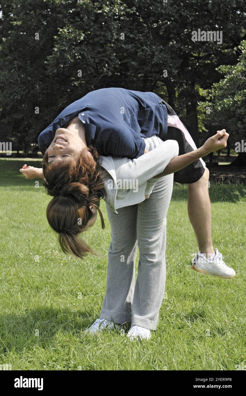 Uomo e donna che fanno esercizio preparatorio Foto Stock