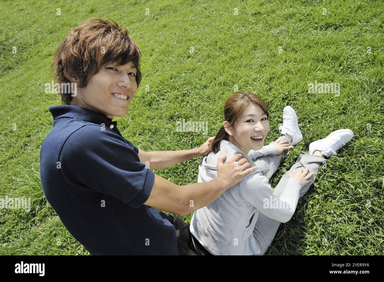 Uomo e donna che fanno esercizio preparatorio Foto Stock