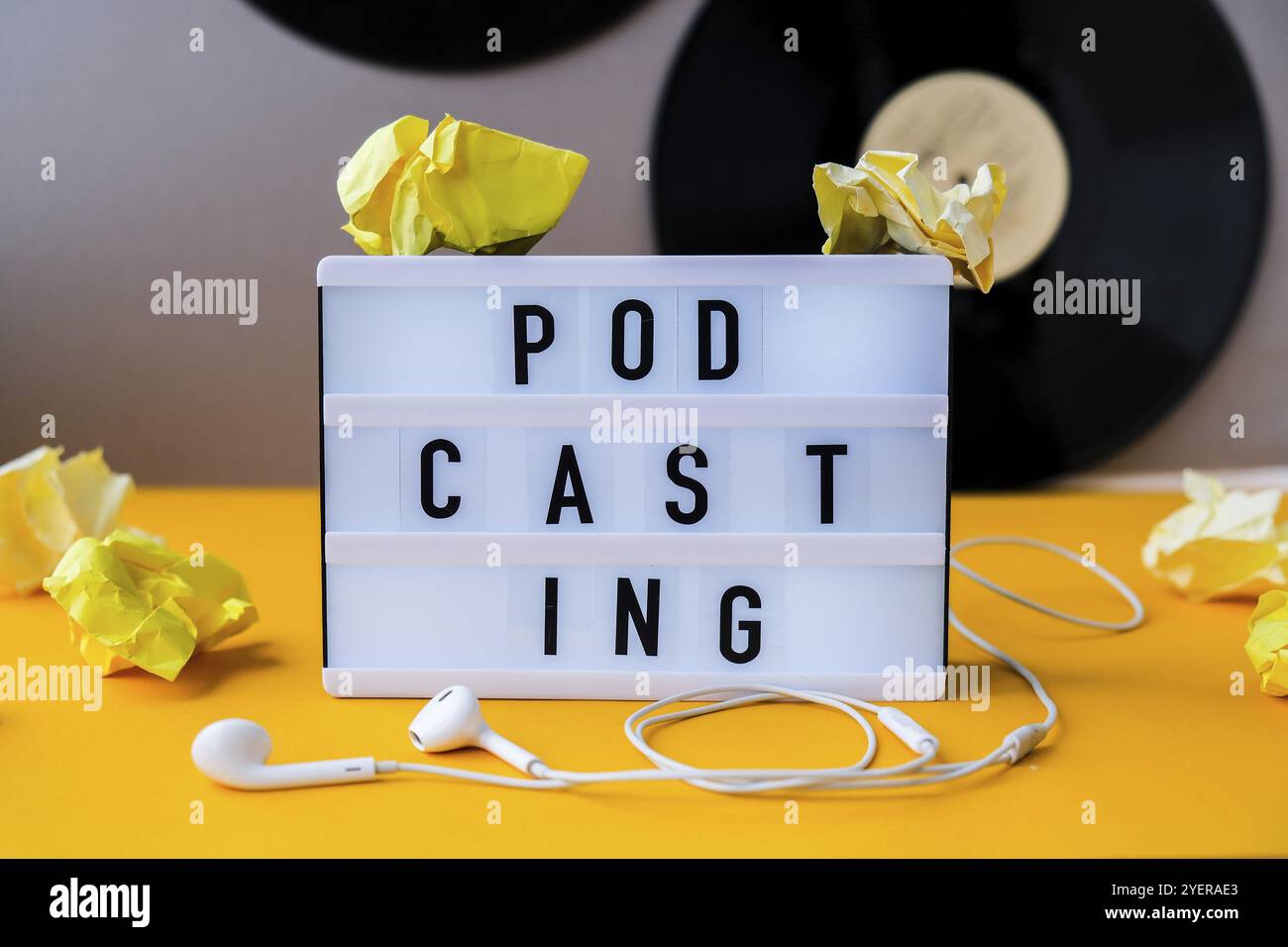 Podcasting scritte e album in vinile, cuffie, carta sminuzzata in stile isometrico minimalista. Colori alla moda. Grigio e giallo. Milleniale. B Foto Stock