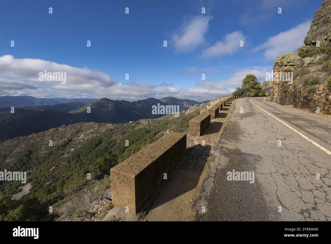 Strada nel paesaggio montano nel parco naturale Las Batuecas a Salamanca, Spagna, Europa Foto Stock