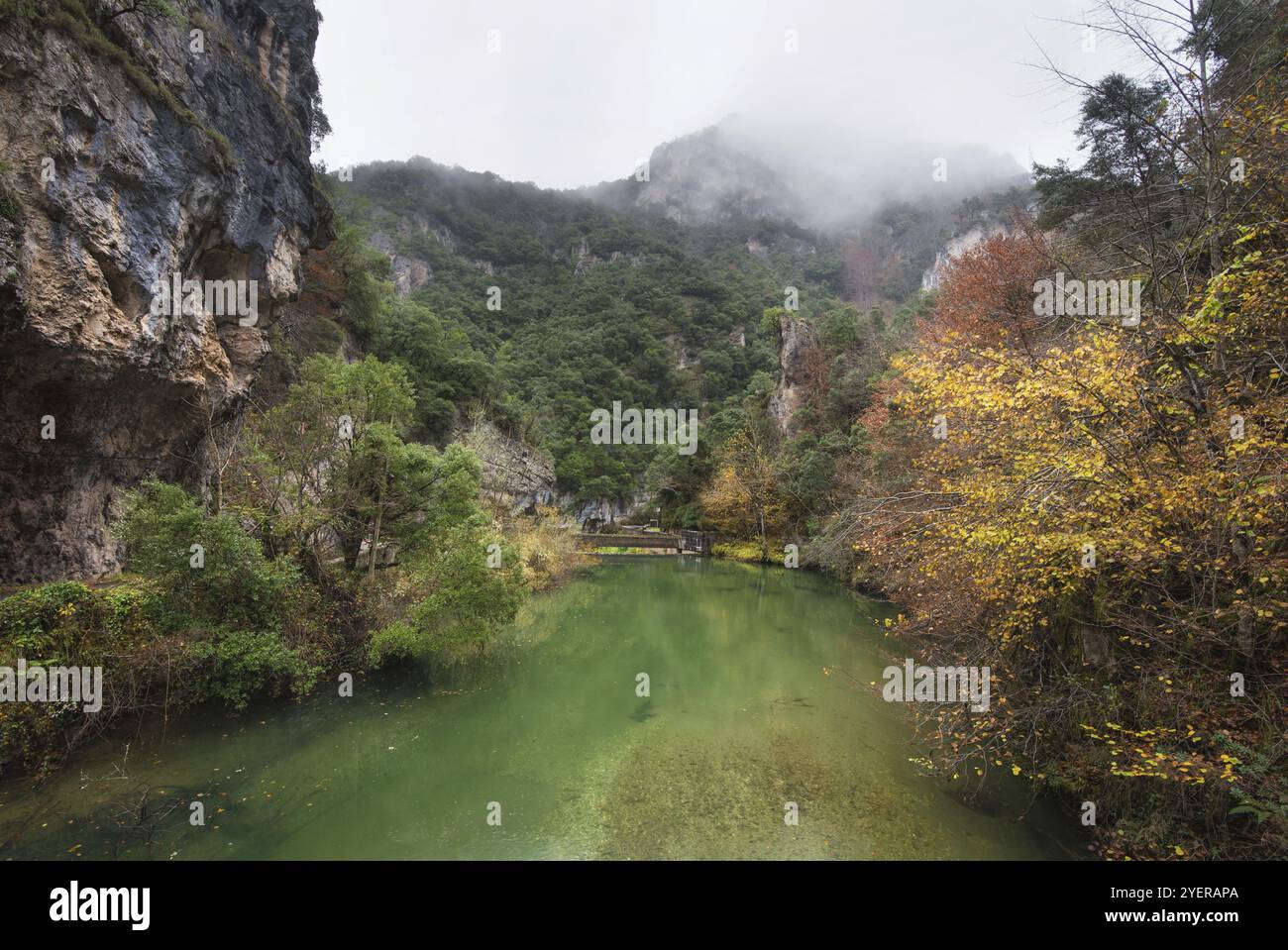 Paesaggio autunnale, fiume nel parco naturale di Somiedo, Asturie, Spagna, Europa Foto Stock