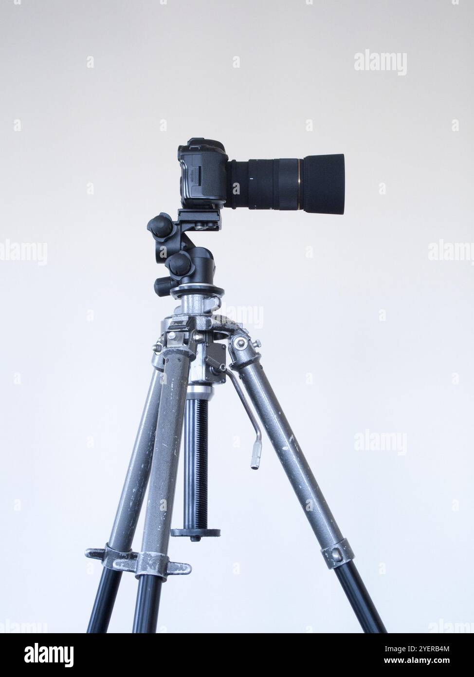 Fotocamera reflex a obiettivo singolo su treppiede. Foto Stock