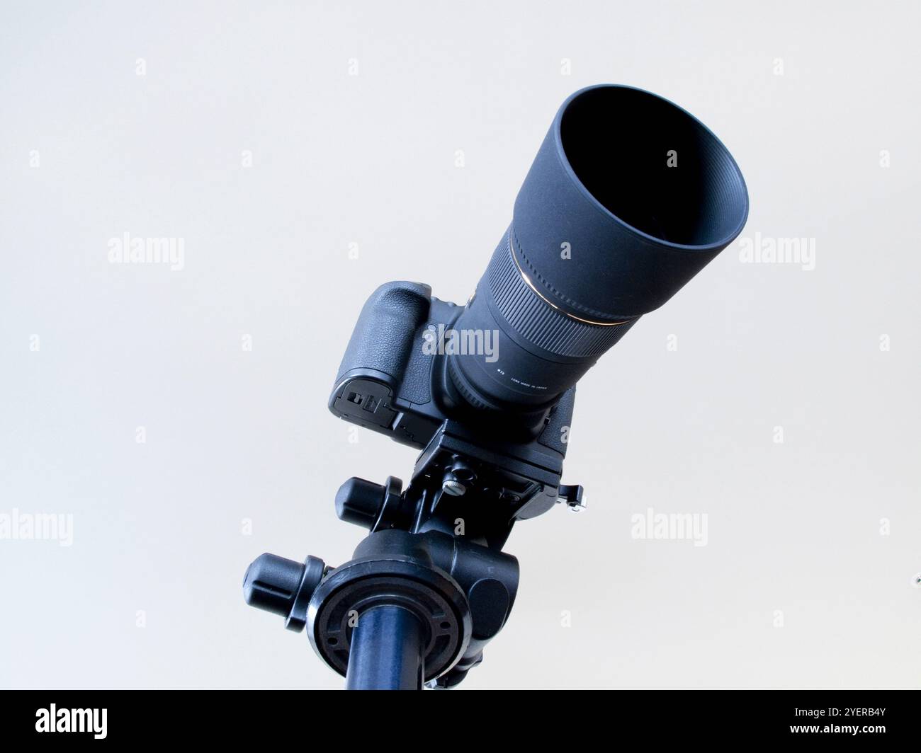 Fotocamera reflex a obiettivo singolo su treppiede. Foto Stock