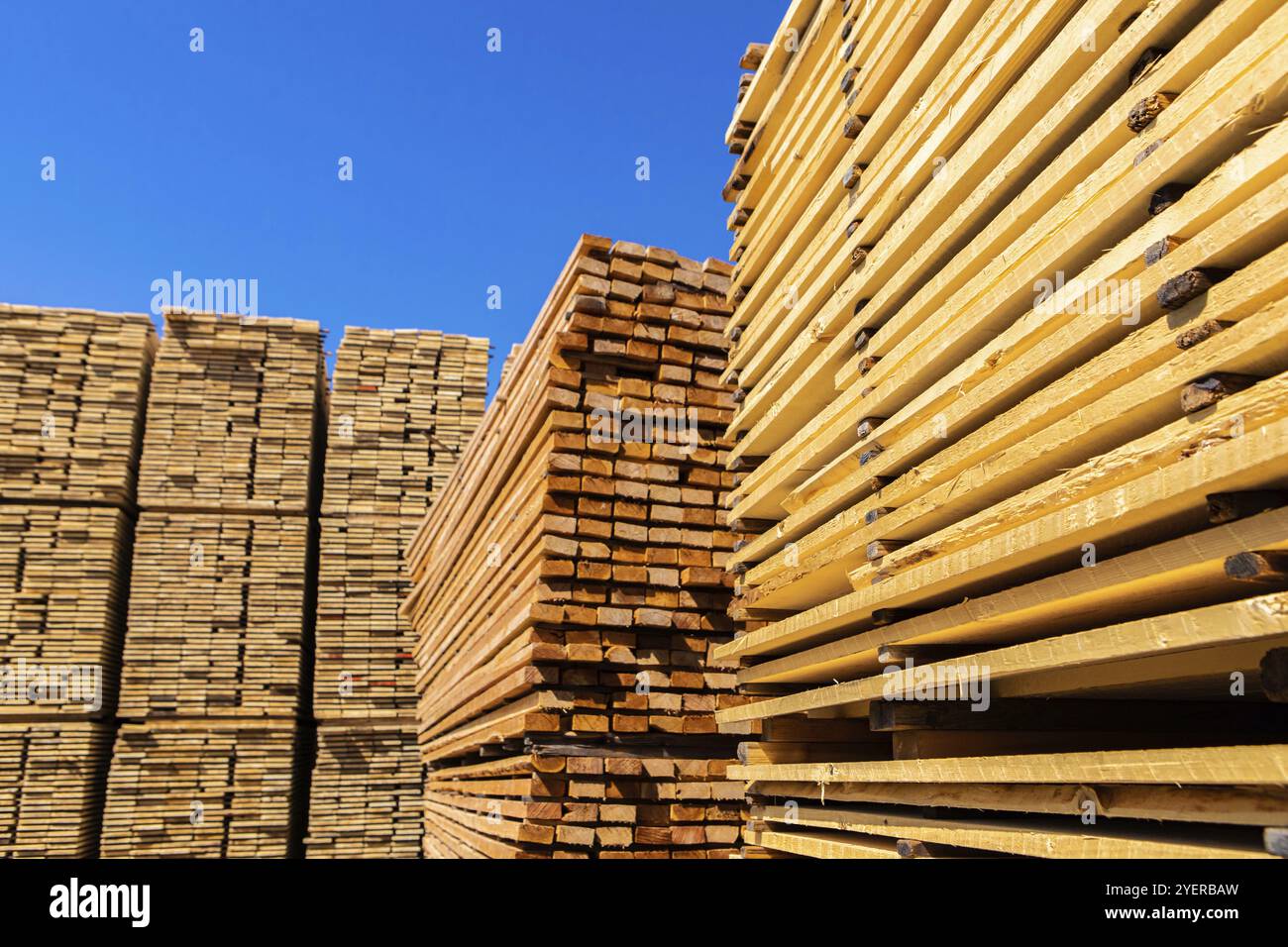 Molte pile di pineta trattati sono visti in cantiere di un materiale da costruzione fornitore. Tavole sottili usati per il legname quadro prigioniero, le pareti e i tetti Foto Stock
