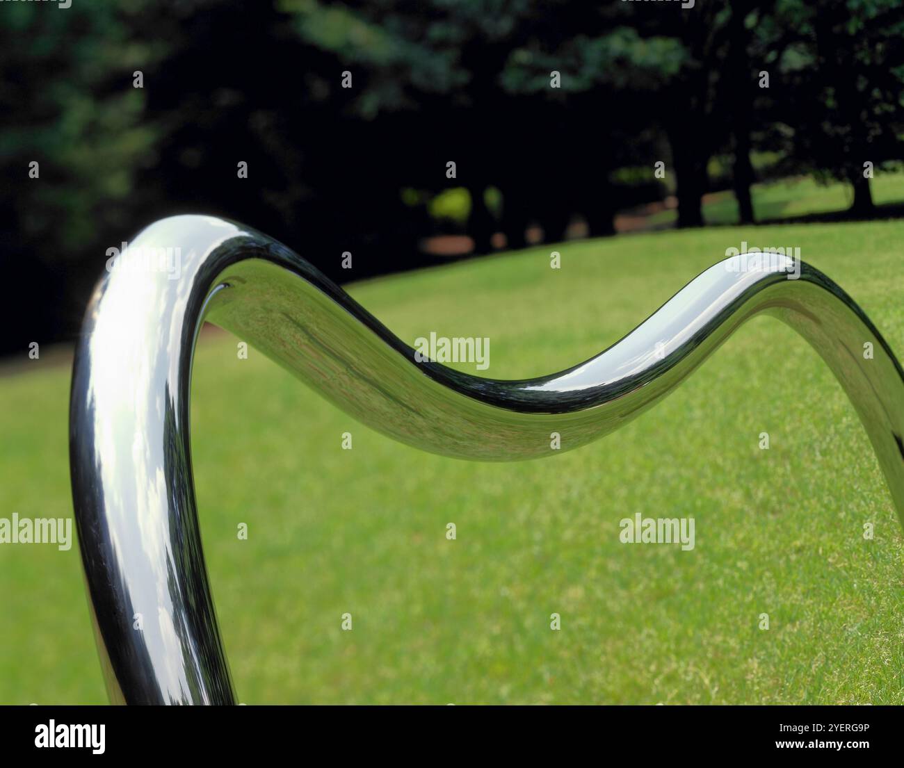 Tubi in acciaio inox piegati in curve tridimensionali Foto Stock