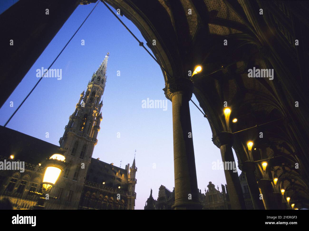 Vista notturna di Grand Place Square Foto Stock