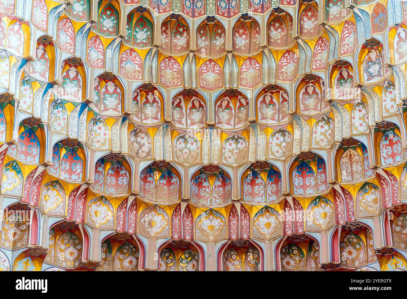 Decorazioni muqarnas all'ingresso principale della Madrasa Abdullakhan (istituto educativo) o della Madrassah Abdulaziz Khan, della città vecchia di Bukhara, Uzbekistan. Foto Stock
