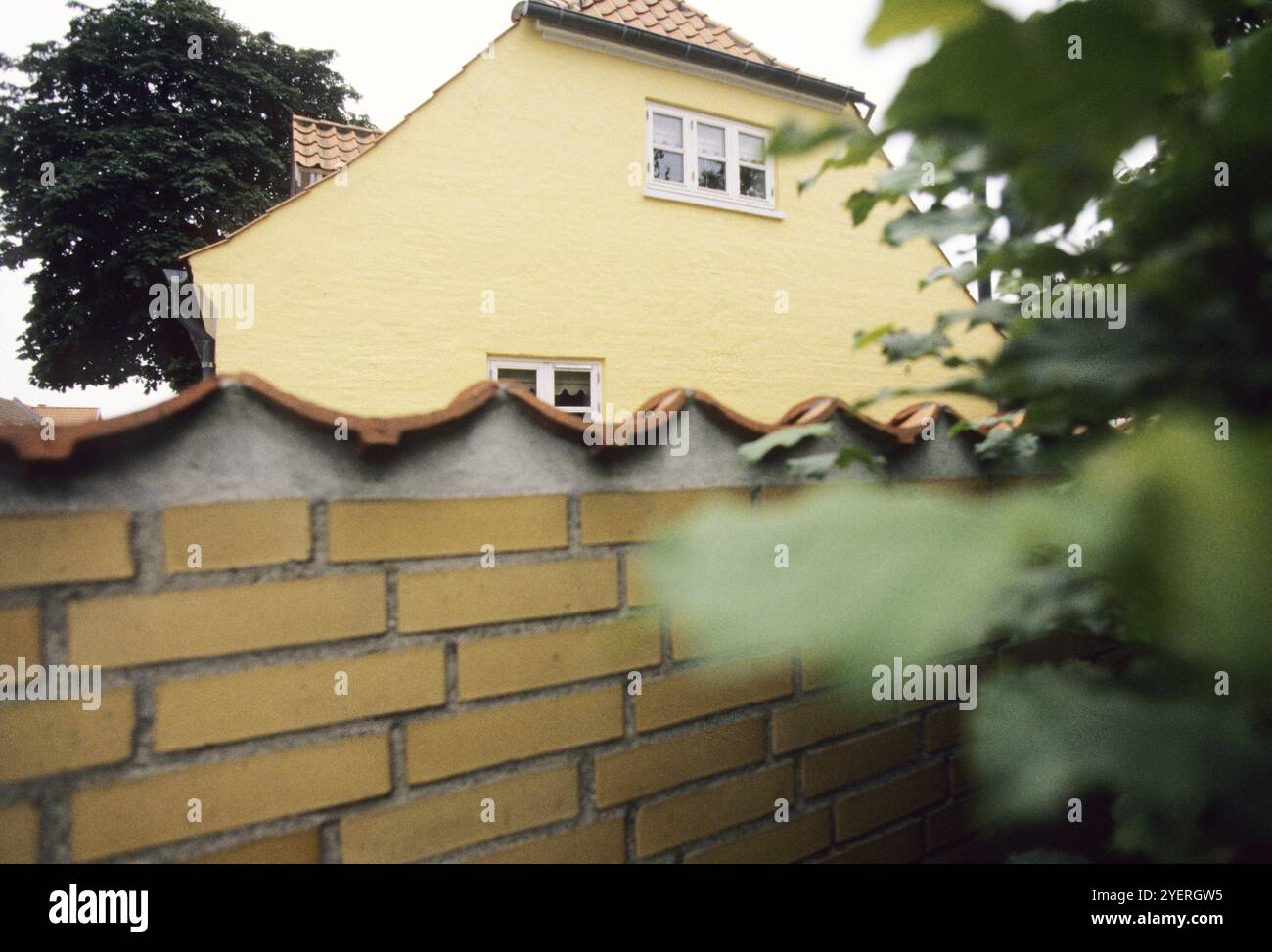 Il giallo muro di mattoni Foto Stock