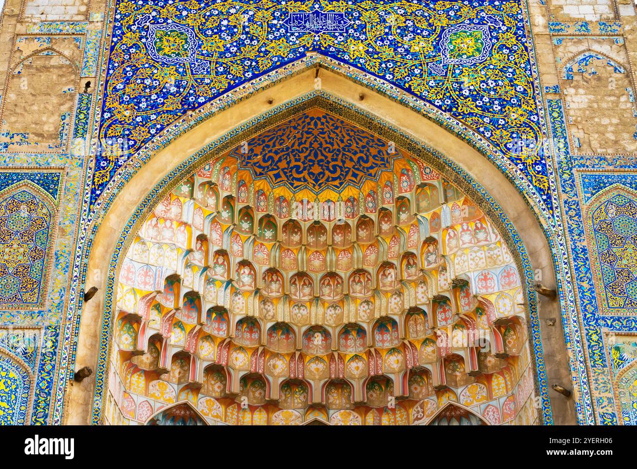 Decorazioni muqarnas all'ingresso principale della Madrasa Abdullakhan (istituto educativo) o della Madrassah Abdulaziz Khan, della città vecchia di Bukhara, Uzbekistan. Foto Stock