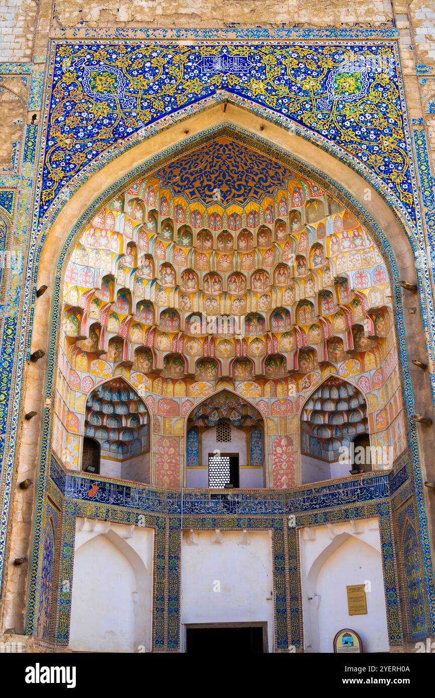Decorazioni muqarnas all'ingresso principale della Madrasa Abdullakhan (istituto educativo) o della Madrassah Abdulaziz Khan, della città vecchia di Bukhara, Uzbekistan. Foto Stock