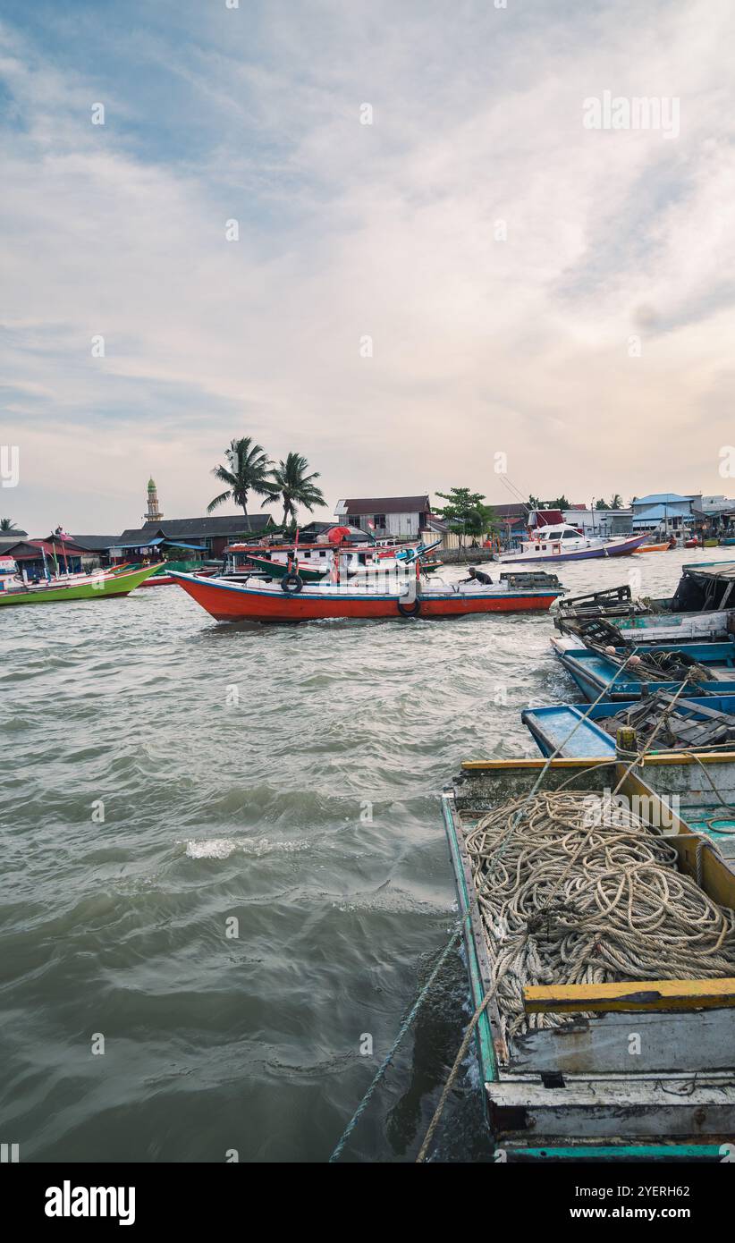 Quando i pescatori partono per andare in mare tra le barche da pesca ancorate nella città di Maggar Balikpapan Foto Stock