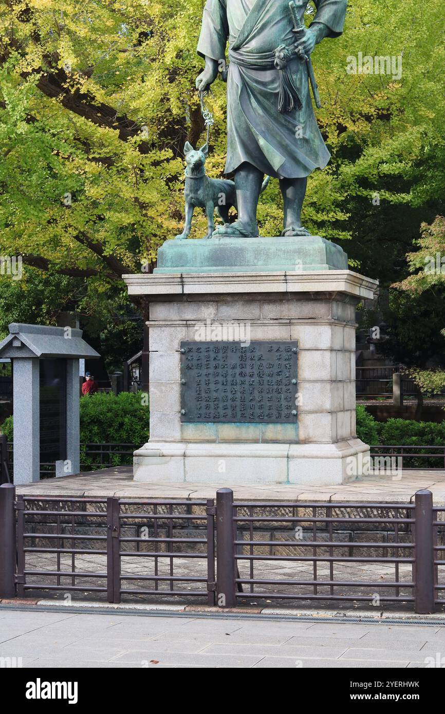 TOKYO, GIAPPONE - 31 ottobre 2024: Dettaglio della statua del samurai Saigo Takamori e del suo cane nel Parco Ueno. Foto Stock