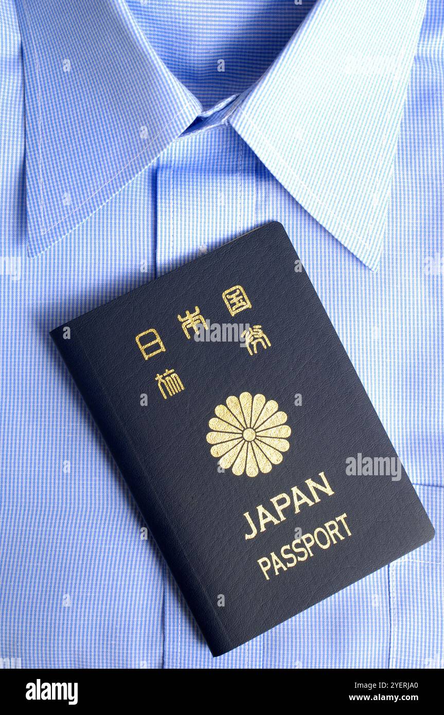 Camicia blu e passaporto Foto Stock