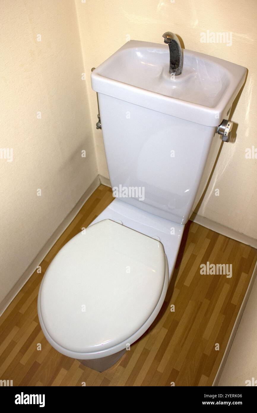 Vecchio tipo di serbatoio WC a filo Foto Stock