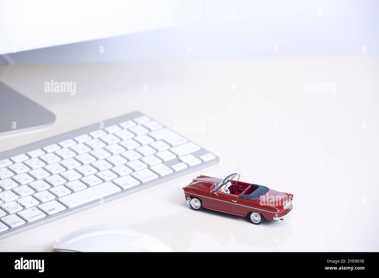 Computer desktop e auto in miniatura Foto Stock