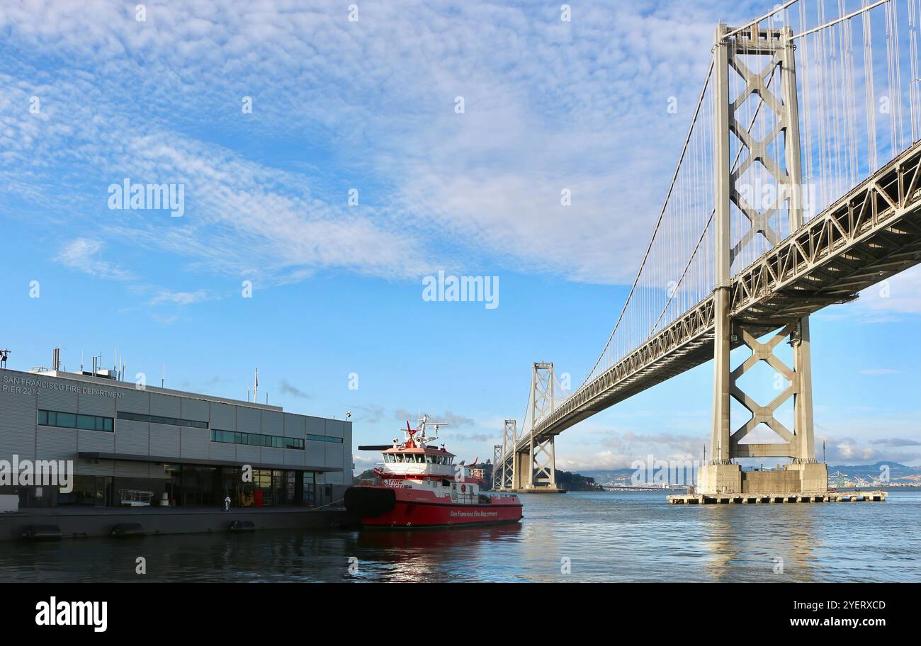 Motoscafo dei vigili del fuoco di San Francisco 3 ormeggiato presso la stazione galleggiante dei pompieri 35 Molo 22+1⁄2 Bay Bridge San Francisco California USA Foto Stock