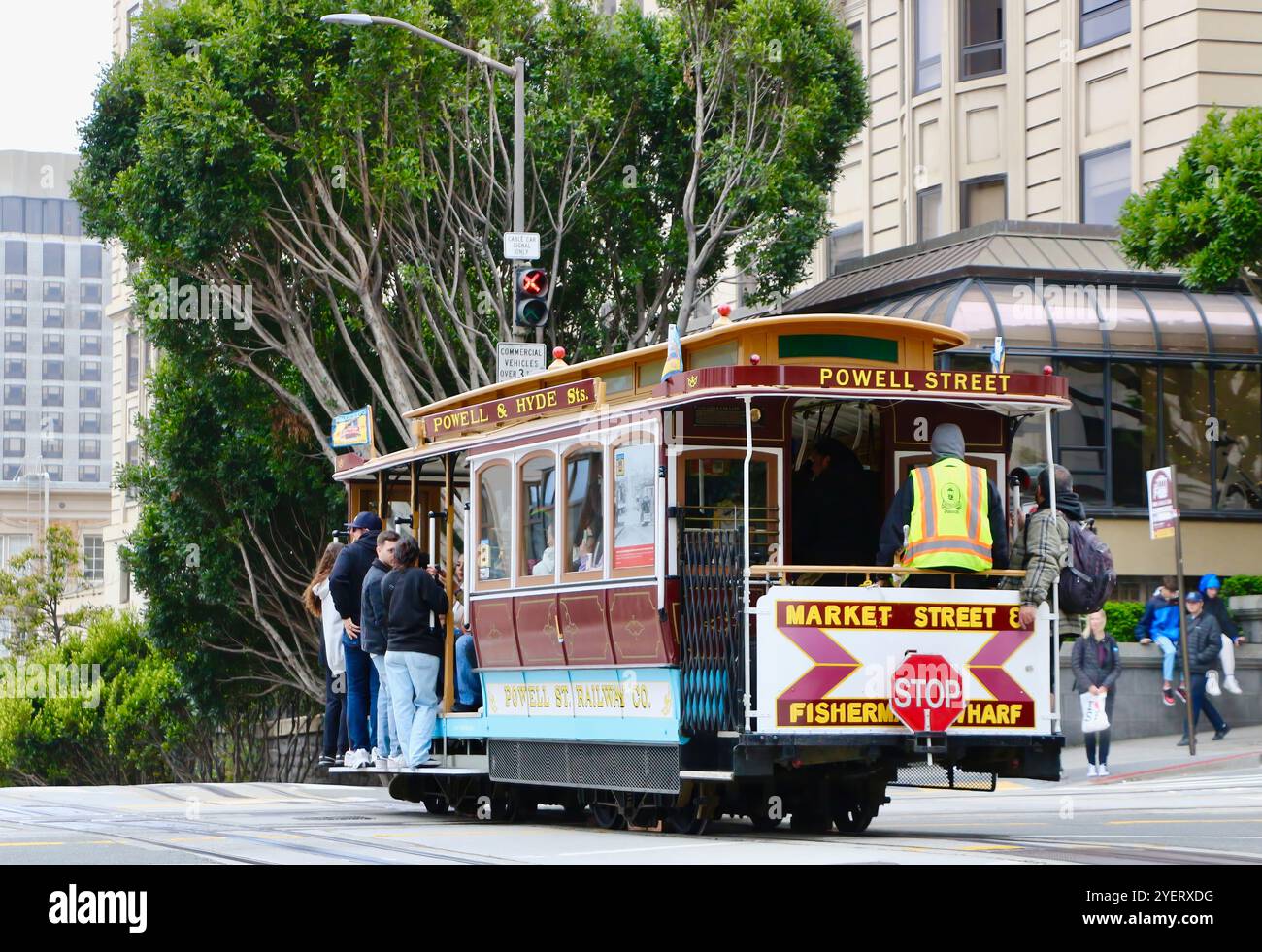 Funivia di San Francisco che scende su una collina in Powell Street San Francisco California USA Foto Stock