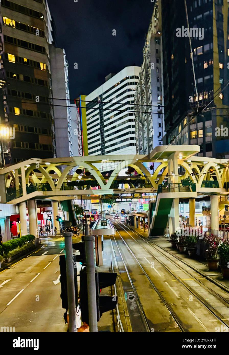 Il ponte pedonale circolare su Yee Wo Street a Causeway Bay, Hong Kong. Foto Stock