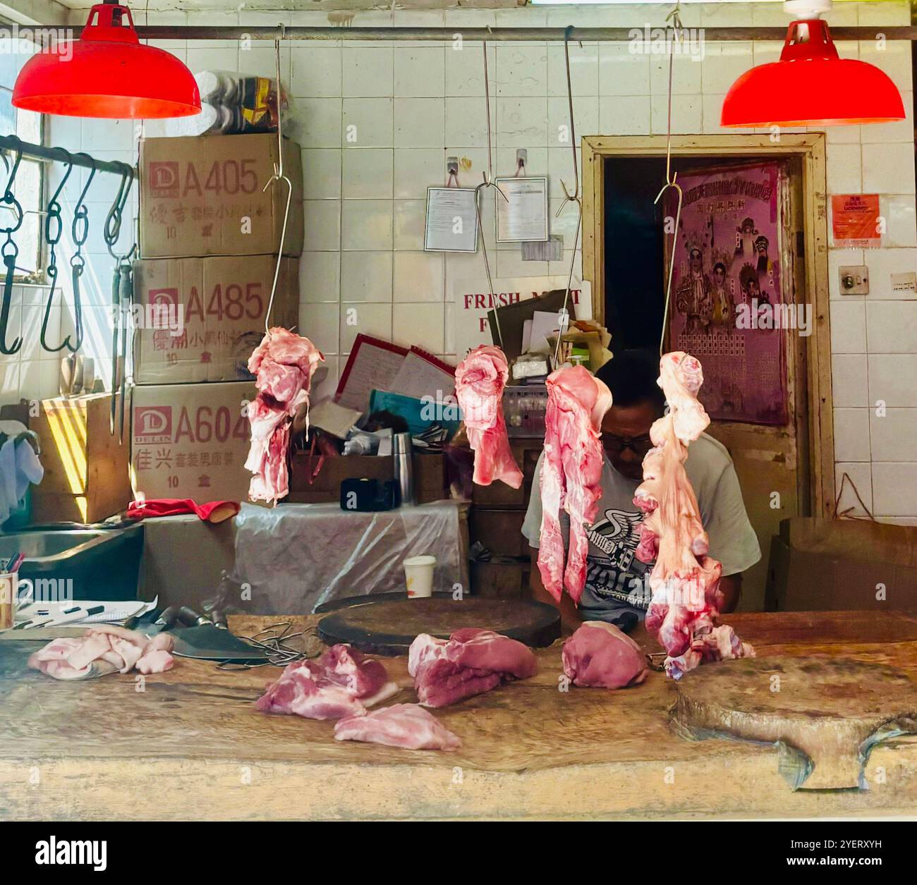 Una macelleria a Yung Shue Wan, Lamma Island, Hong Kong. Foto Stock