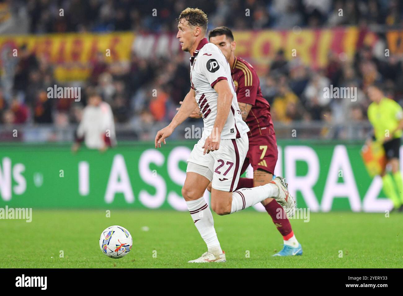 Roma, Italia. 31 ottobre 2024. Mergim Vojvoda di Torino (L) e Lorenzo Pellegrini di AS Roma (R) visti in azione durante la partita di serie A tra Roma e Torino allo stadio olimpico. Punteggio finale Roma 1 : 0 Torino credito: SOPA Images Limited/Alamy Live News Foto Stock