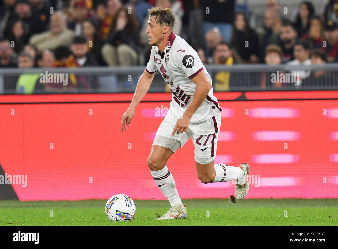 Roma, Italia. 31 ottobre 2024. Mergim Vojvoda di Torino visto in azione durante la partita di serie A tra Roma e Torino allo stadio Olimpico, Italia, il 31 ottobre. Punteggio finale Roma 1 : 0 Torino credito: SOPA Images Limited/Alamy Live News Foto Stock