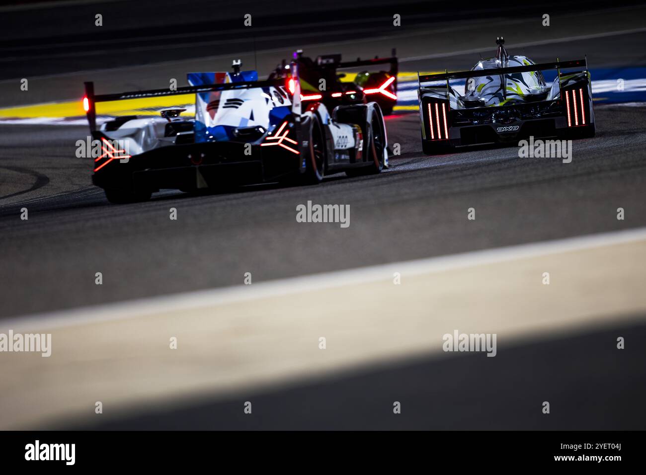 94 DUVAL Loic (fra), DI RESTA Paul (gbr), VANDOORNE Stoffel, Peugeot TotalEnergies, Peugeot 9x8 #94, Hypercar, 20 VAN DER LINDE Sheldon (zaf), FRIJNS Robin (nld), RAST rene (ger), BMW M Team WRT, BMW Hybrid V8 #20, Hypercar, azione durante le 8 ore del Bahrain 2024, ottavo round del Campionato Mondiale Endurance 2024, dal 31 ottobre al 2 novembre 2024 sul circuito Internazionale del Bahrain a Sakhir, Bahrain Foto Stock