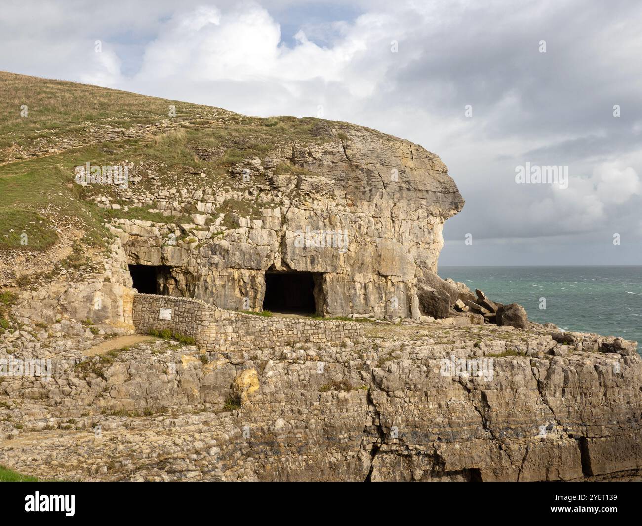 Cava di capricci di Tilly e grotte ad Anvil Point, Durlston Head sull'isola di Purbeck, vicino a Swanage nel Dorset Foto Stock