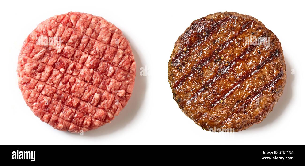 polpettine di carne crude e grigliate isolate su sfondo bianco, vista dall'alto Foto Stock