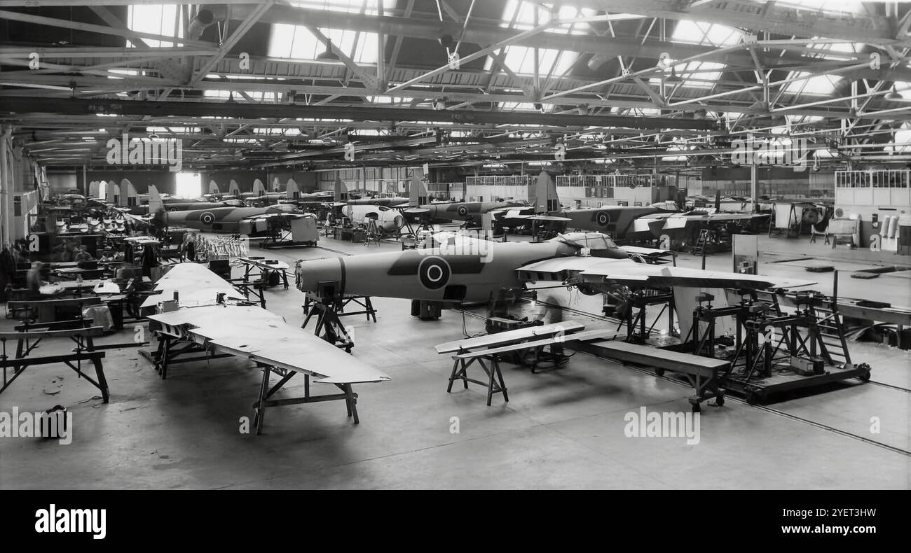 La linea di produzione della de Havilland DH.98 Mosquito's, un bimotore britannico, aereo da combattimento multiruolo, introdotto durante la seconda guerra mondiale. Insolito in quanto la sua struttura aerea era costruita principalmente in legno e così soprannominata la "meraviglia di legno", o "Mossie". Originariamente concepito come un bombardiere veloce disarmato, l'uso del Mosquito si è evoluto durante la guerra in molti ruoli, tra cui bombardiere tattico diurno a bassa e media altitudine, bombardiere notturno ad alta quota, pathfinder, caccia diurno o notturno, caccia-bombardiere, intruso, attacco marittimo e aerei da ricognizione fotografica. Foto Stock