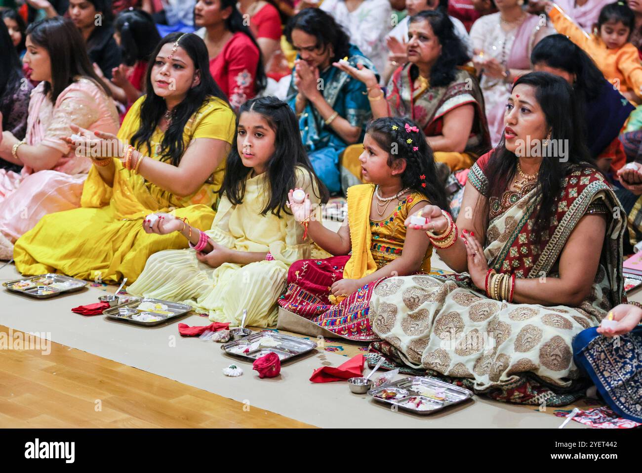 Londra, Regno Unito. 31 ottobre 2024. Le donne praticano una serie di rituali. Devoti alla cerimonia di Sharda Pujan, che rende omaggio a Saraswati devi, la divinità indù della conoscenza, delle arti e della saggezza. Diwali, il Festival indù delle luci, viene celebrato presso il BAPS Shri Swaminarayan Mandir, popolarmente conosciuto come il Tempio Neasden, con un festival gratuito di cerimonie tradizionali, culto e attività familiari. Il bellissimo tempio tradizionale in pietra indù è uno dei più grandi costruiti al di fuori dell'India. Crediti: Imageplotter/Alamy Live News Foto Stock