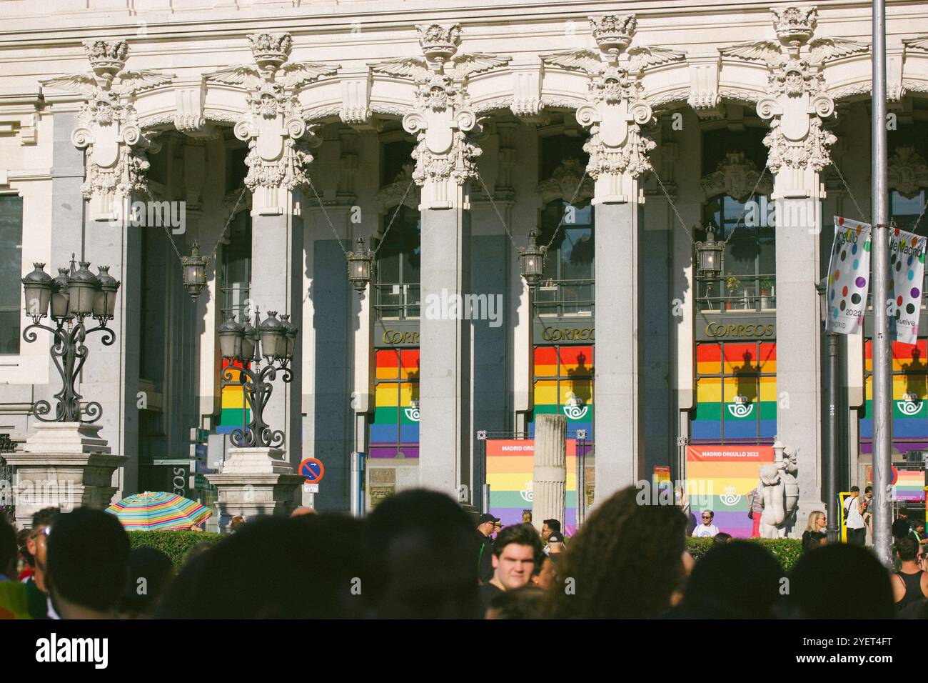 Madrid, Spagna. 11 luglio 2023 la facciata del famoso Museo del Prado in un centro della capitale spagnola decorata con bandiere arcobaleno in Gay Pride. Diversità Foto Stock