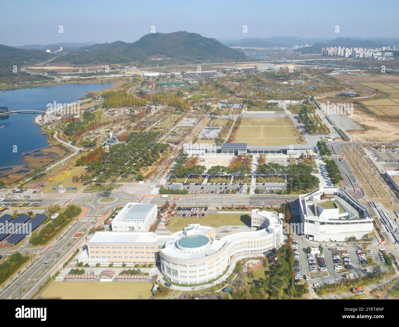 Sejong. 31 ottobre 2024. Questa foto scattata il 31 ottobre 2024 mostra una vista sulla città di Sejong, Corea del Sud. Sejong è una città amministrativa situata nel centro della Corea del Sud, a circa due ore di auto da Seul. Nel 2012, la Corea del Sud ha lanciato un piano per trasferire le agenzie amministrative centrali a Sejong City per alleviare le funzioni non capitali della capitale Seul. Crediti: Yao Qilin/Xinhua/Alamy Live News Foto Stock