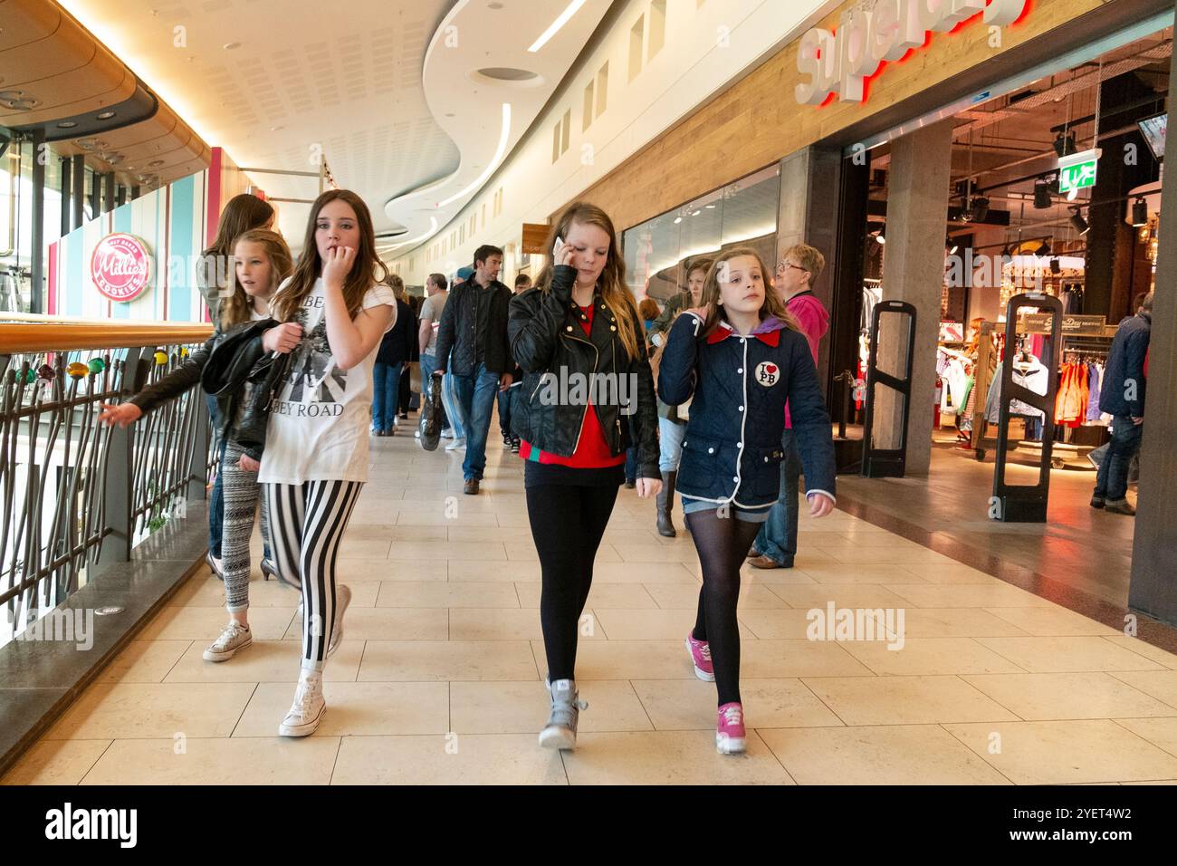 ragazzi al centro commerciale Foto Stock