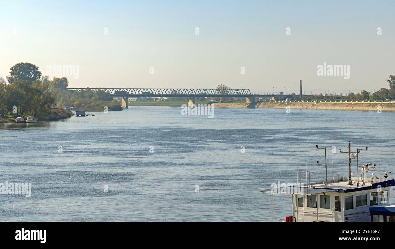 Slavonski Brod, Croazia - 22 ottobre 2024: Ponte sul confine tra Slavonski Brod Croazia e BiH. Foto Stock