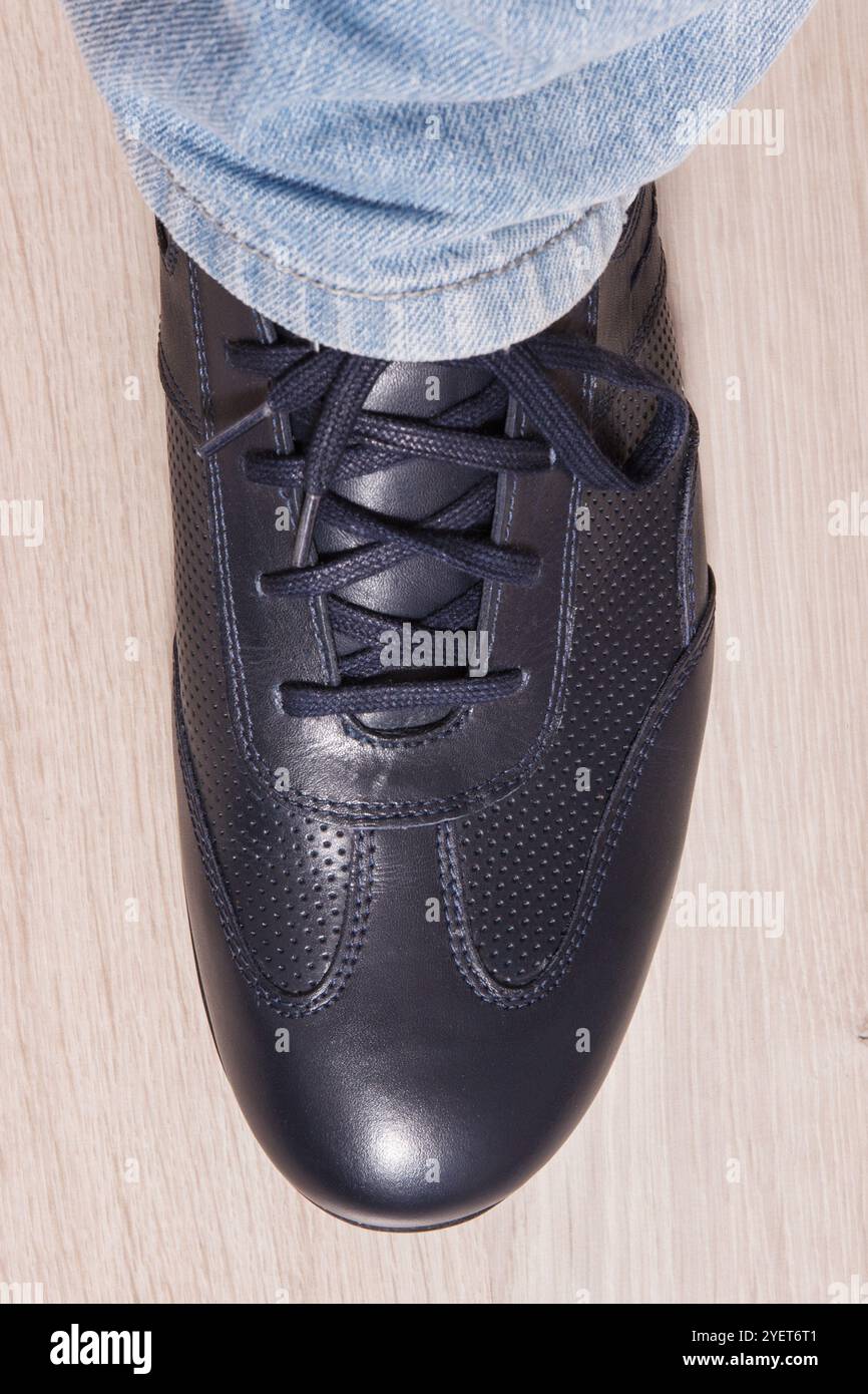 Scarpe eleganti, eleganti e comode blu navy per uomini su lavagna bianca Foto Stock