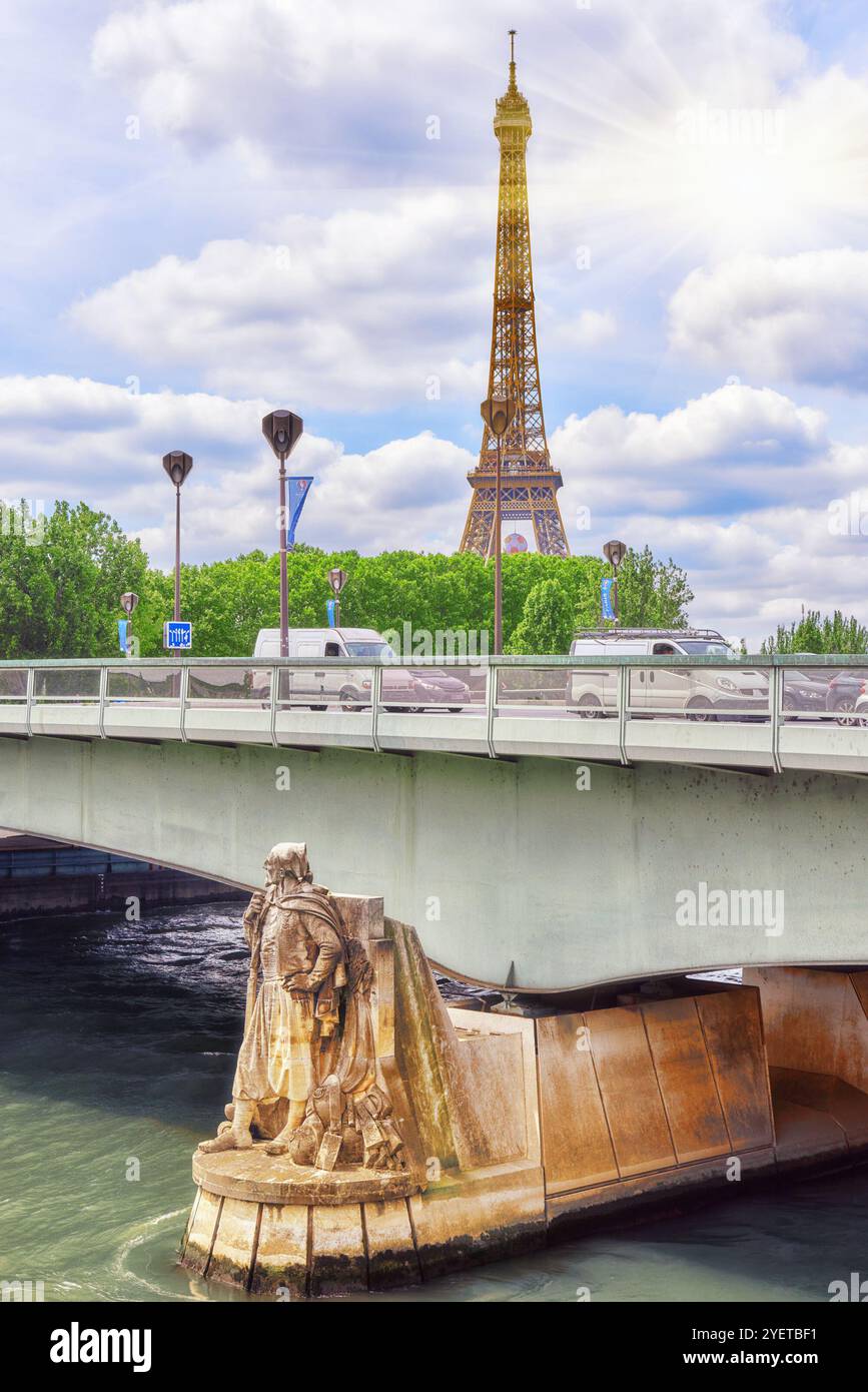 Pont de l'Alma (Ponte Alma in inglese) è un ponte stradale a Parigi attraverso la Senna e Zouave statua e la Torre Eiffel. Foto Stock
