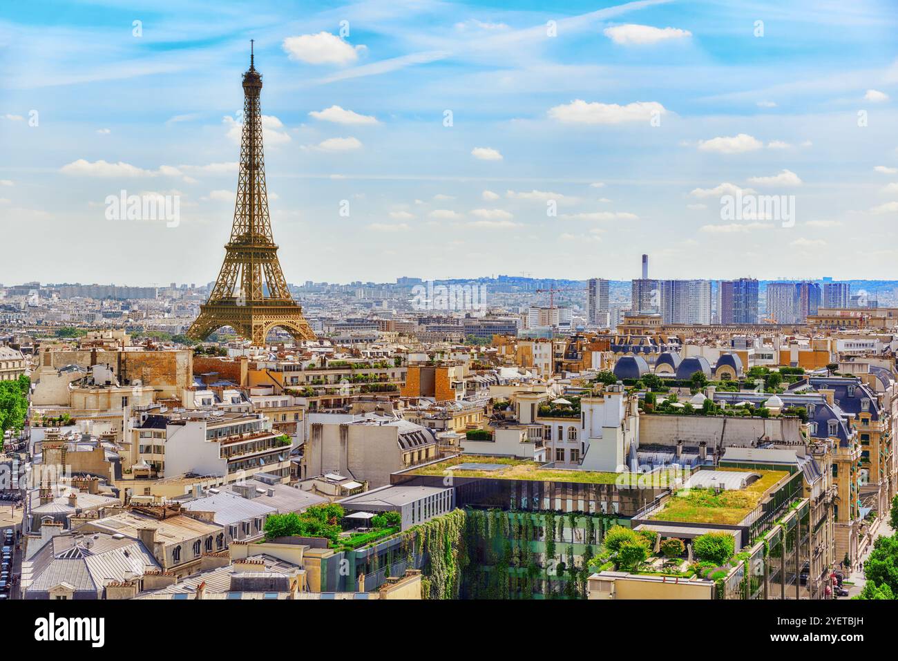 Bella vista panoramica di Parigi dal tetto dell'Arco Trionfale. Vista della Torre Eiffel. Foto Stock