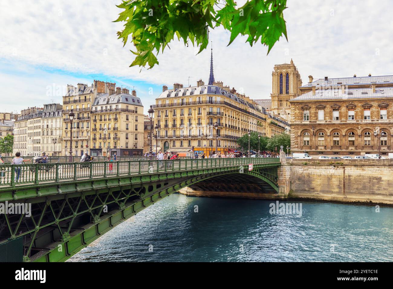 Parigi, Francia - Luglio 08, 2016 : vista del Fiume Senna , Ponte e la gente su di esso e le più belle città del mondo - Parigi. La Francia. Foto Stock