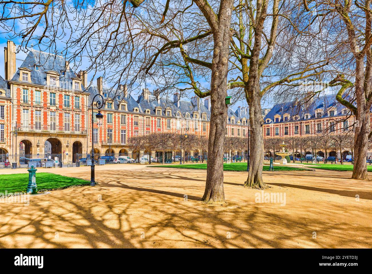 Magnifica Place des Vosges nel cuore di Parigi. Foto Stock